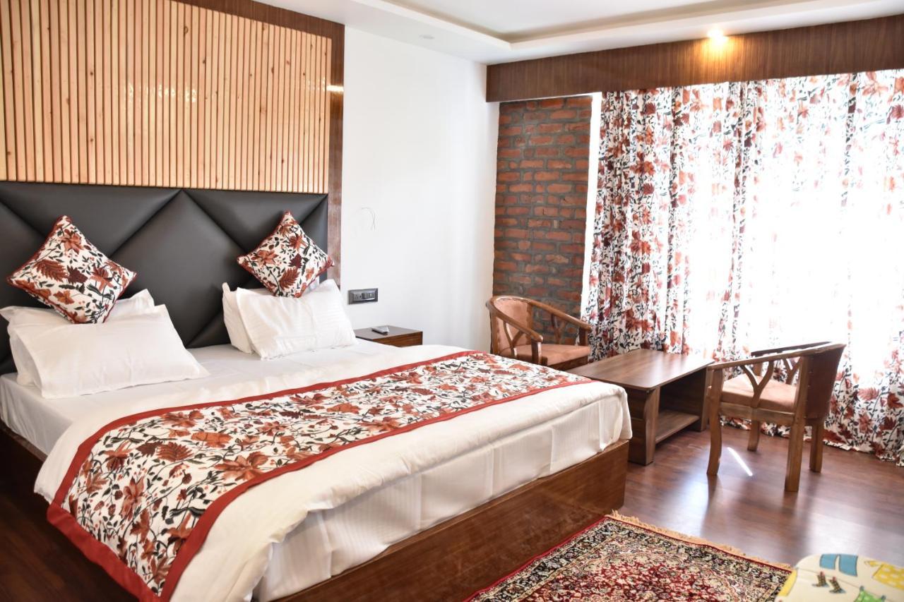 Hotel Lidder Palace Pahalgam Exterior photo