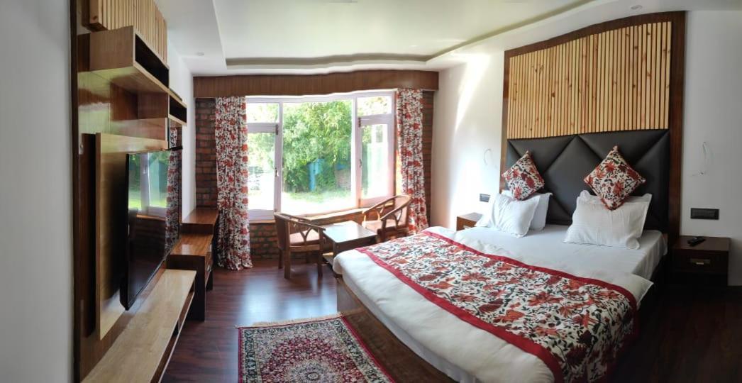 Hotel Lidder Palace Pahalgam Exterior photo