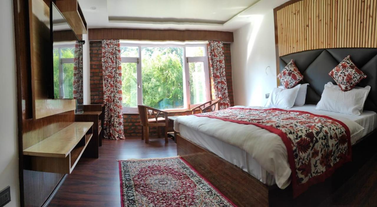 Hotel Lidder Palace Pahalgam Exterior photo