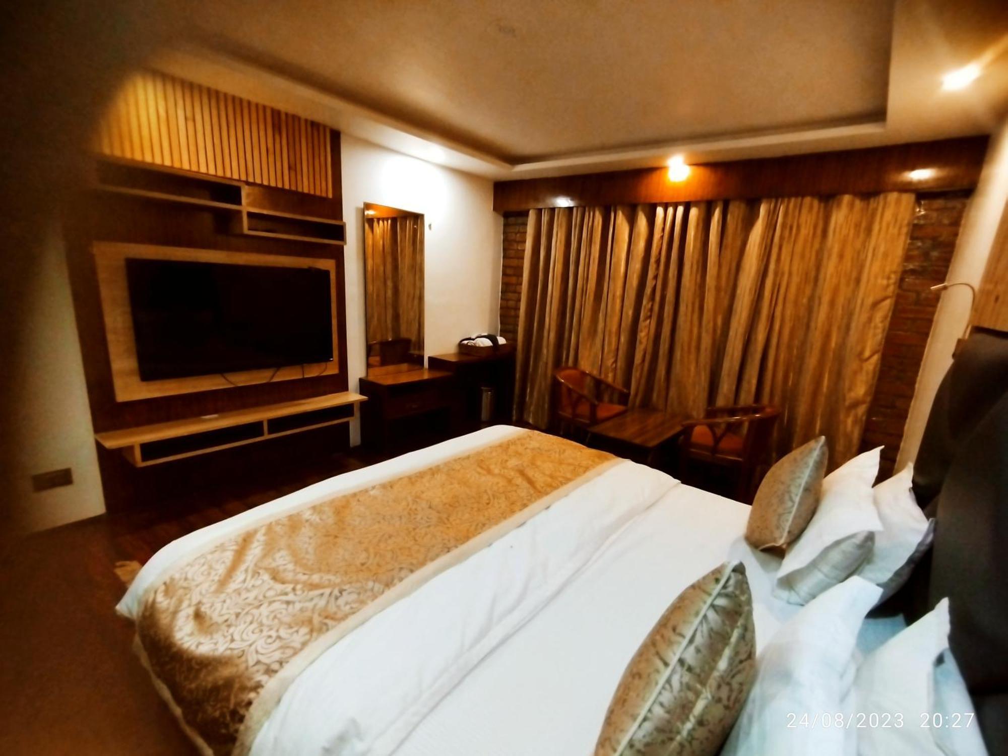 Hotel Lidder Palace Pahalgam Exterior photo
