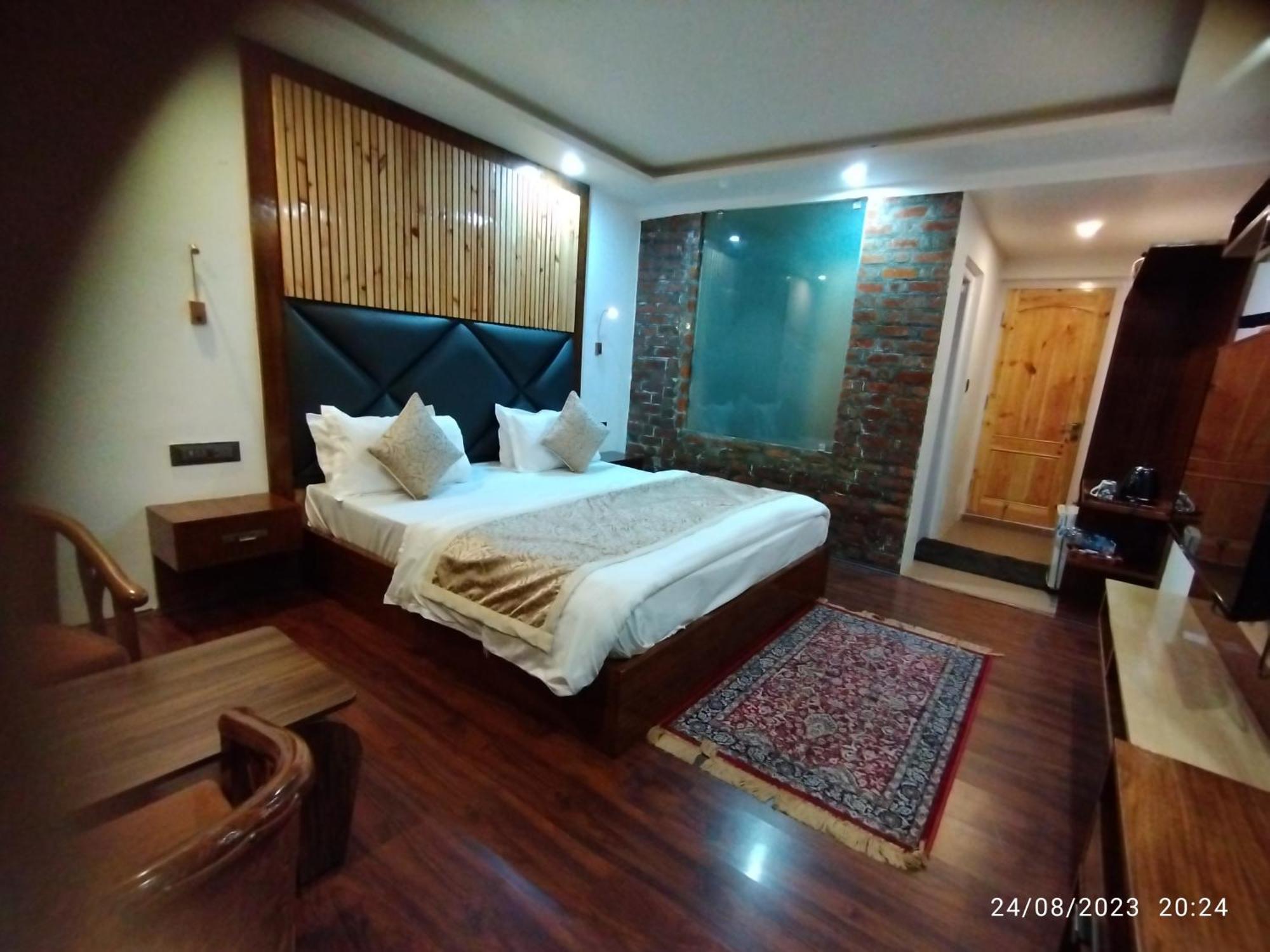 Hotel Lidder Palace Pahalgam Exterior photo