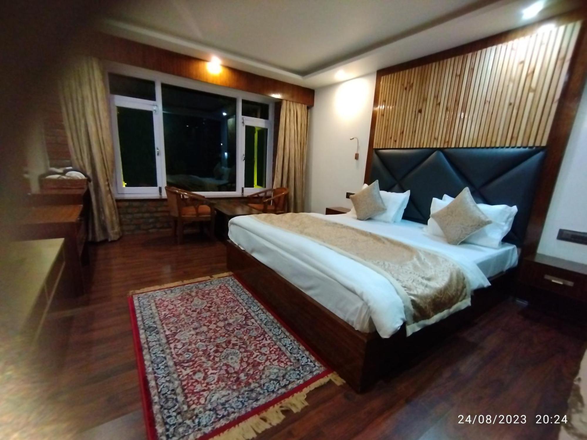 Hotel Lidder Palace Pahalgam Exterior photo