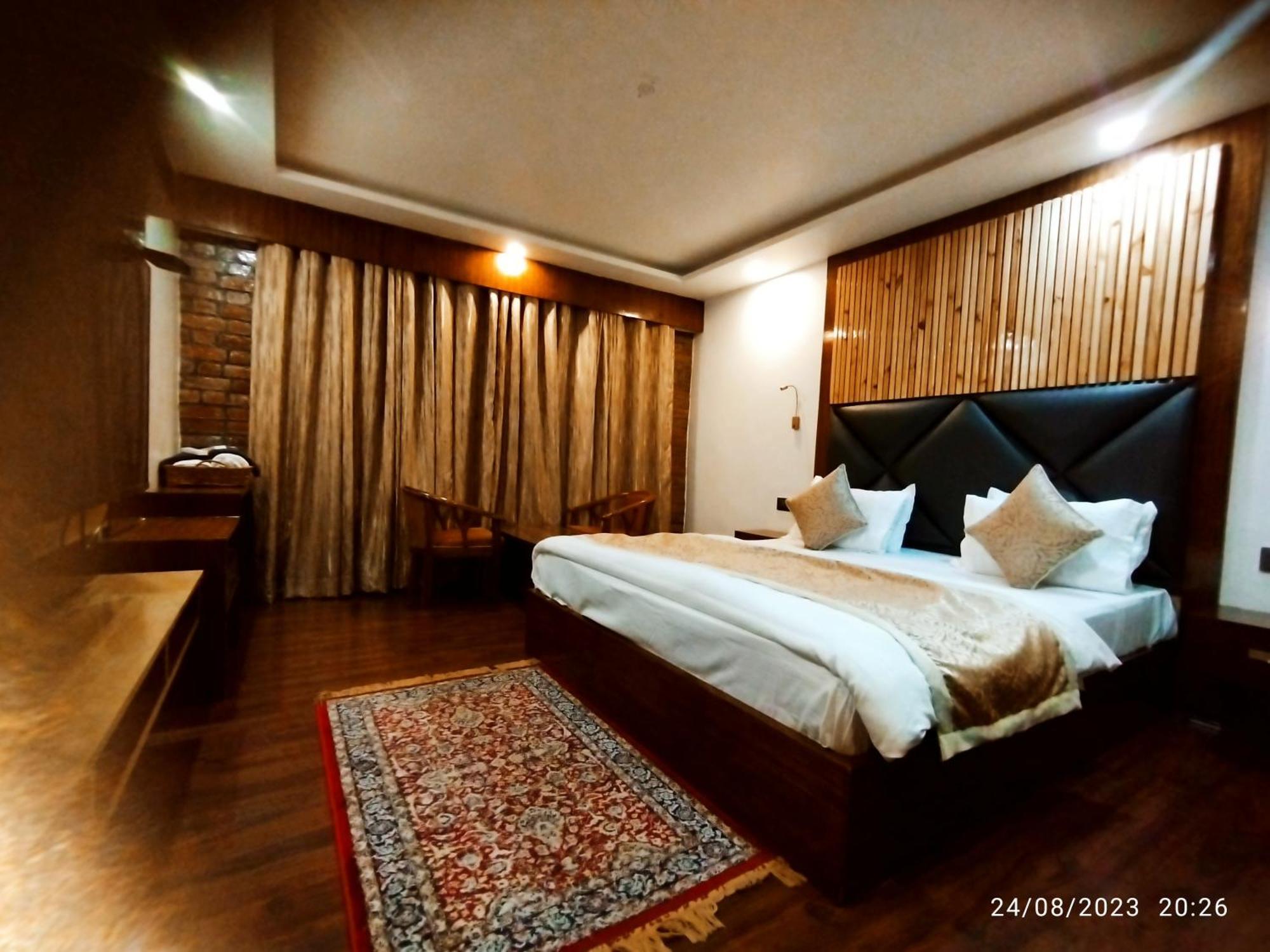 Hotel Lidder Palace Pahalgam Exterior photo