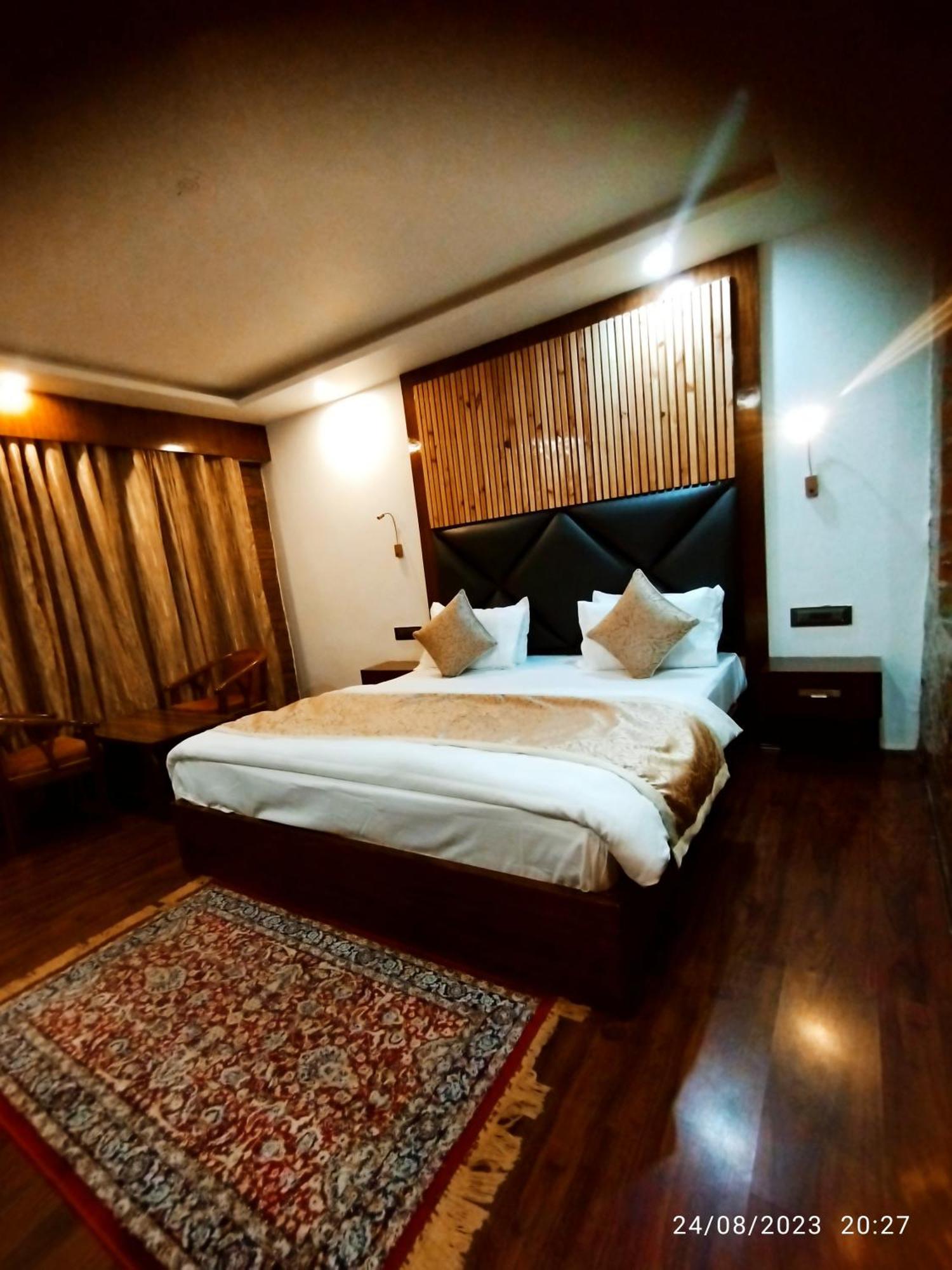 Hotel Lidder Palace Pahalgam Exterior photo