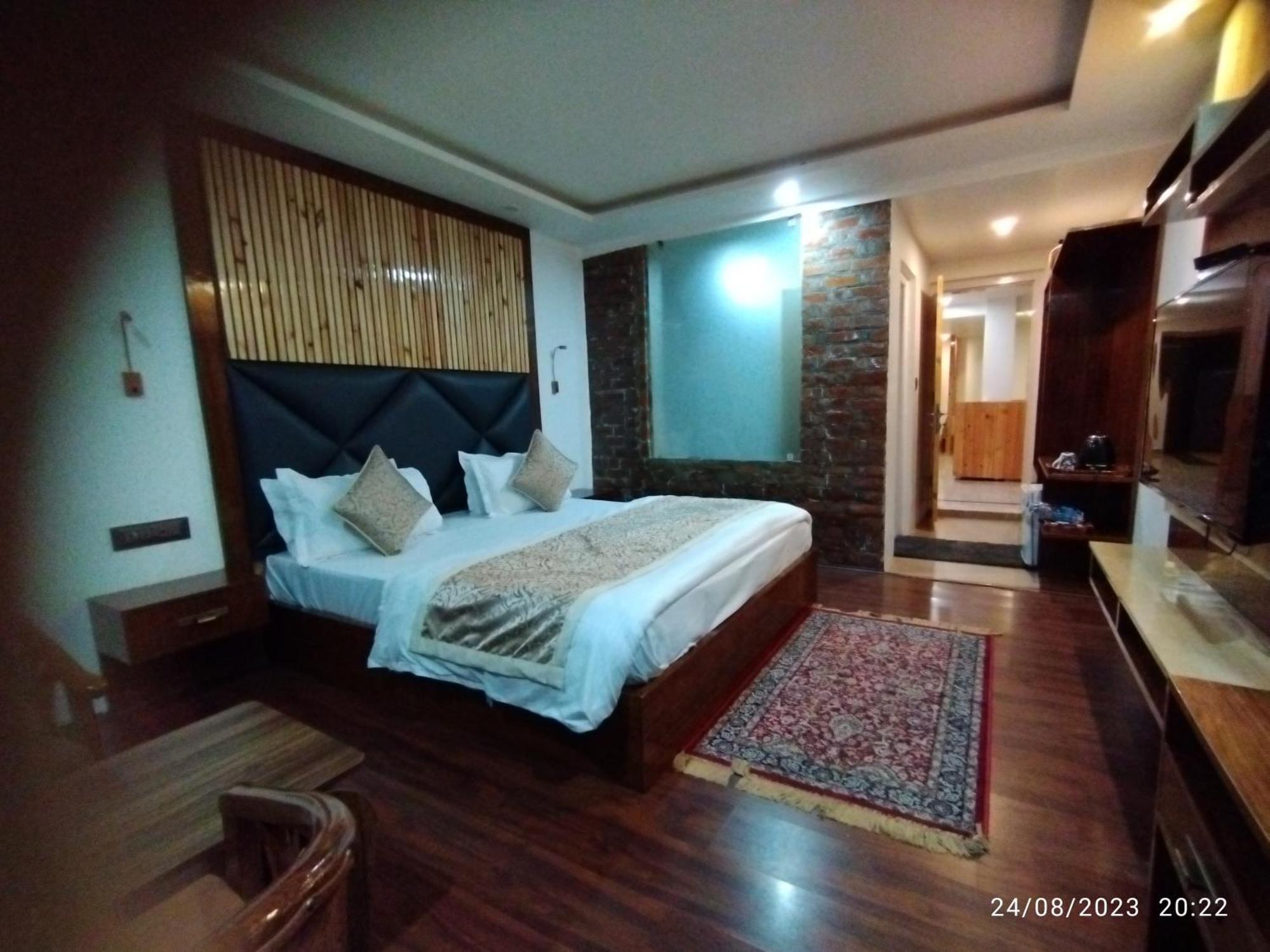 Hotel Lidder Palace Pahalgam Exterior photo