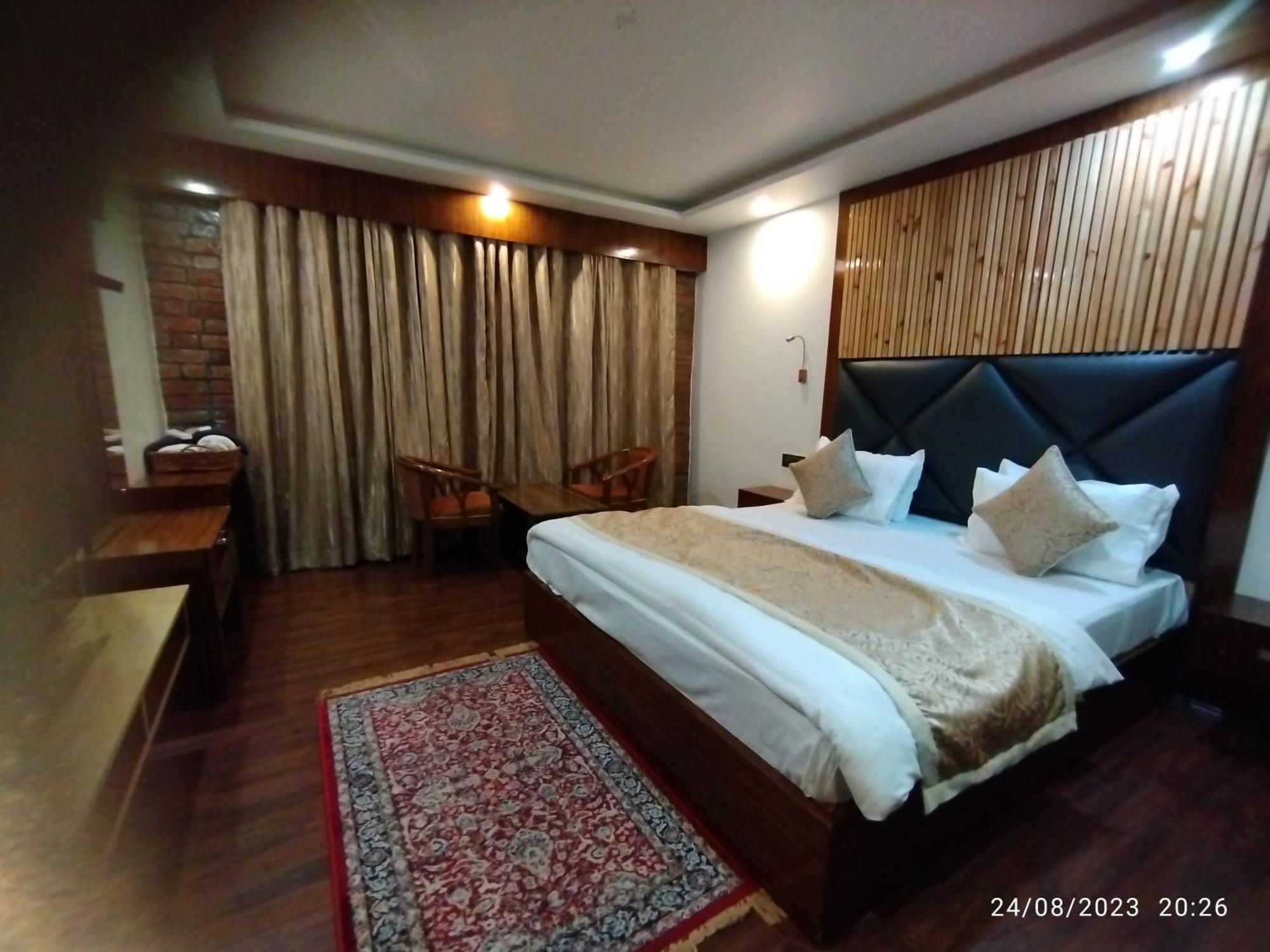 Hotel Lidder Palace Pahalgam Exterior photo