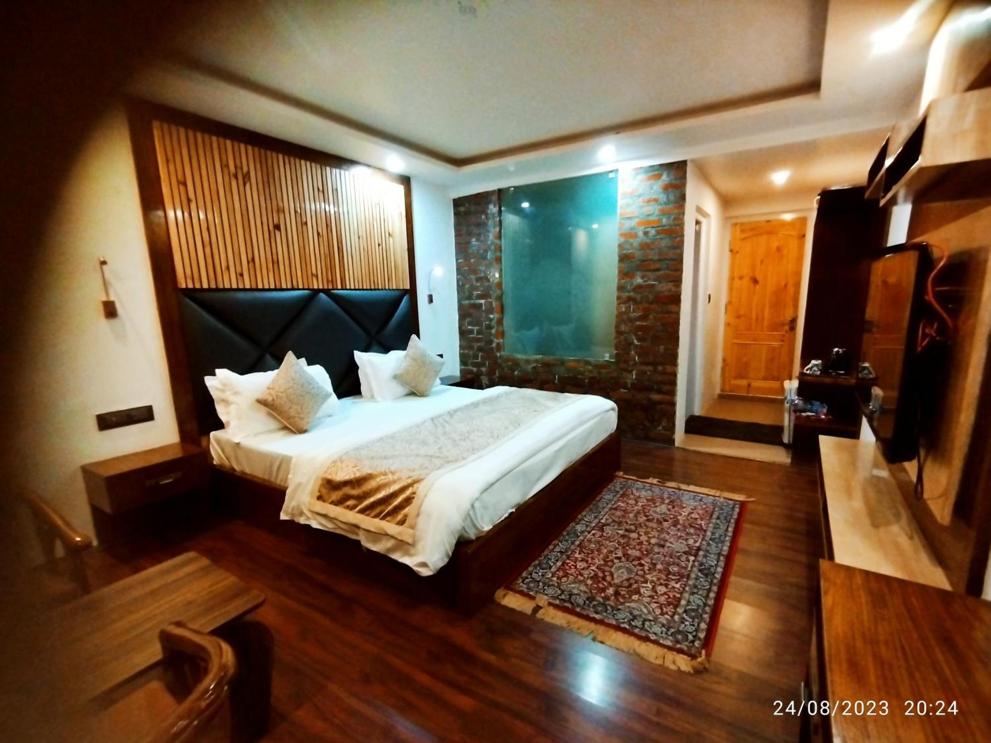 Hotel Lidder Palace Pahalgam Exterior photo
