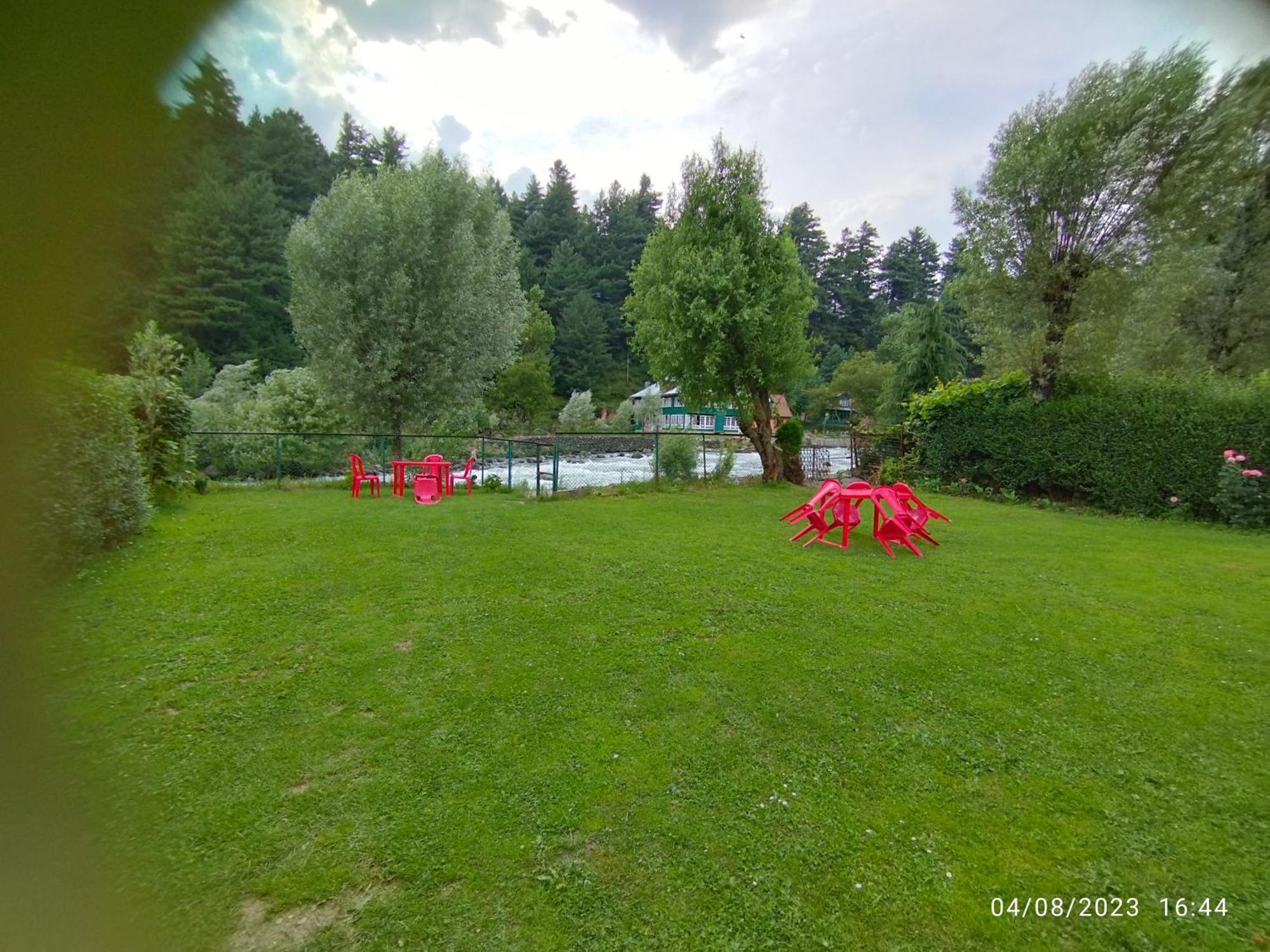 Hotel Lidder Palace Pahalgam Exterior photo